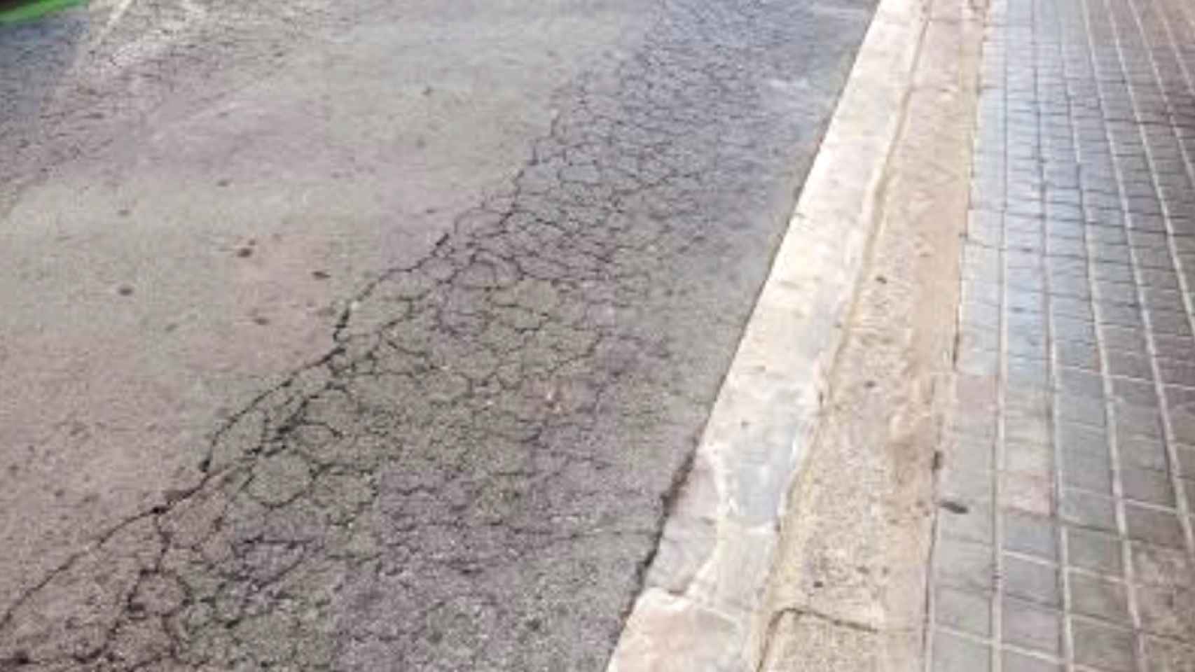 Piel de cocodrilo en el asfalto de la calle de Nou de Porta