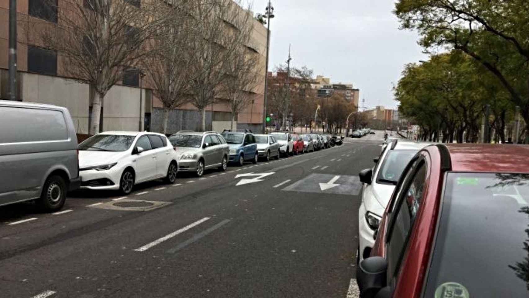 Vehículos estacionados en la calle del Pintor Alsamora