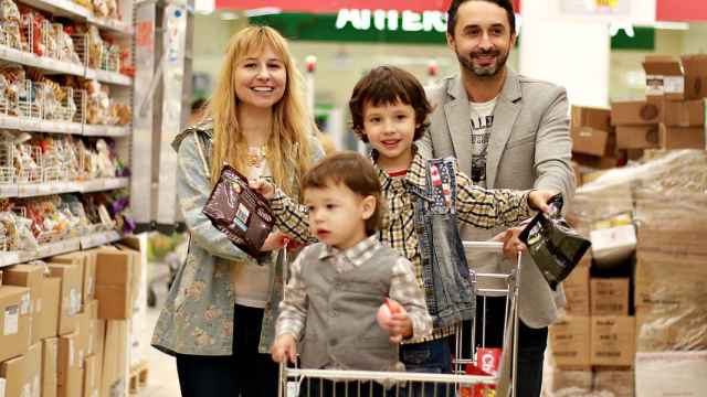 Una familia hace la compra en el supermercado