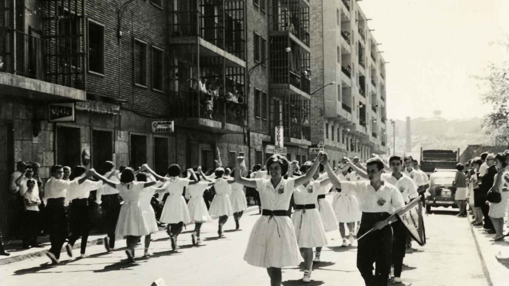 La calle de Mossèn Amadeu Oller llena de gente en el siglo XX