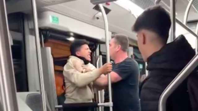Un pasajero echa a dos agresores de un autobús de Barcelona