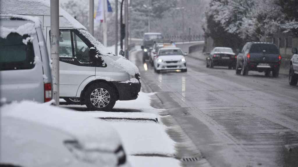 Nieve sobre un furgón, a 10 de enero de 2024, en Jaca, Huesca