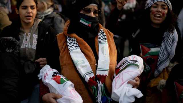 Una manifestante simboliza los niños muertos en Gaza