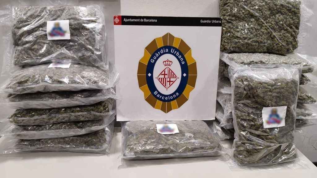 La Guardia Urbana detiene a un hombre en Barcelona por llevar 15,9 kilos de marihuana