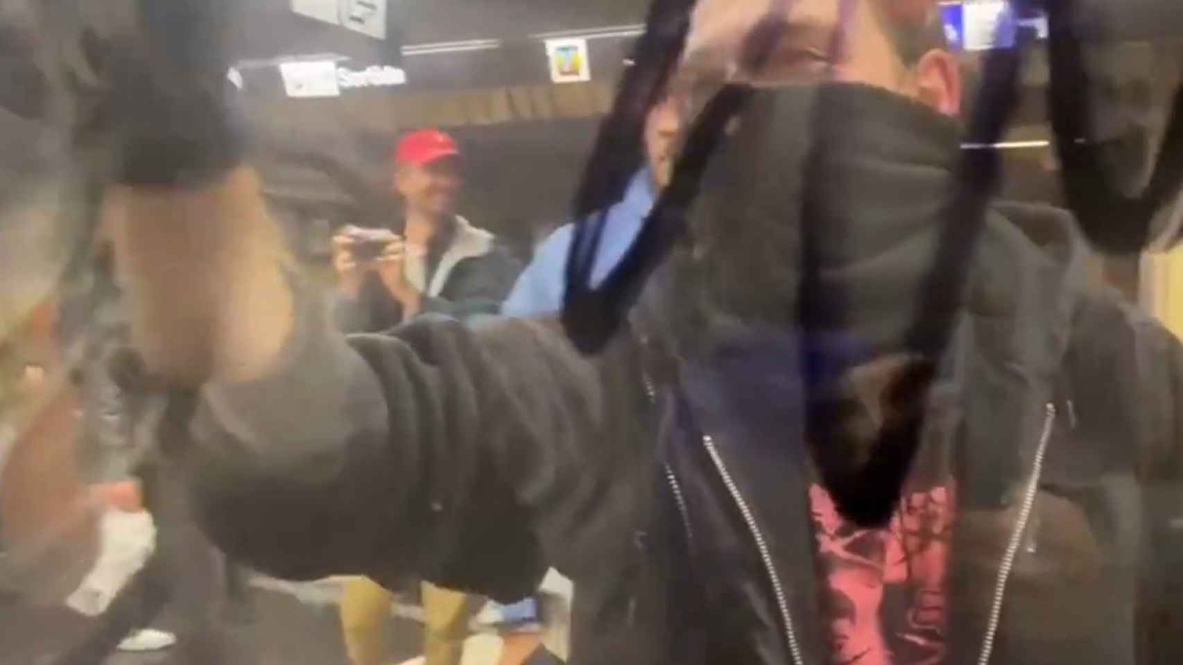 Captura de pantalla del vídeo del ataque de los grafiteros en el metro