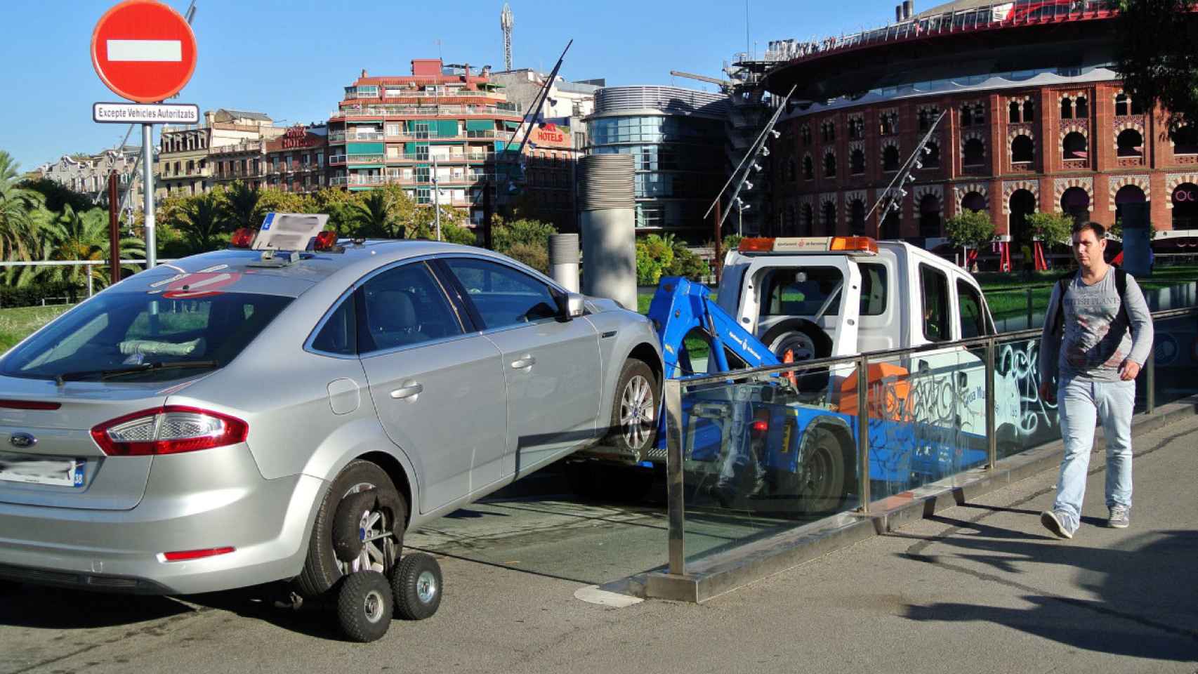 Grúa municipal con un vehículo remolcado