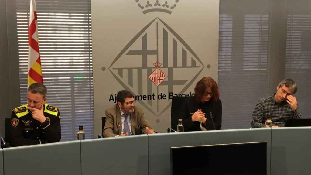 El jefe de la Guardia Urbana, Pedro Velázquez; el teniente de alcalde de Seguridad, Albert Batlle; la teniente de alcalde de Movilidad, Laia Bonet; y el Director de Servicios de Movilidad, Adrià Gomila