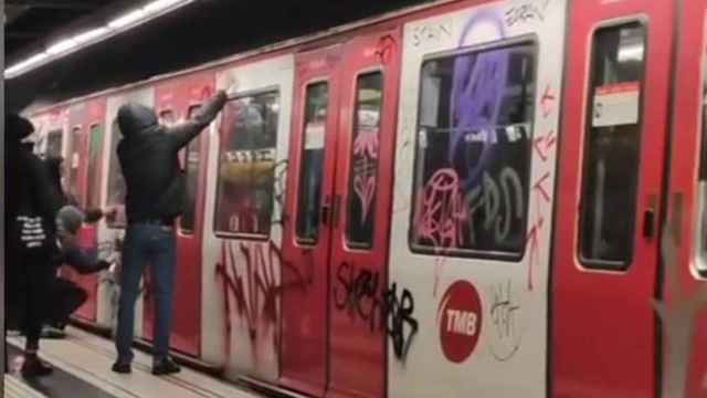 Captura de pantalla del vídeo del ataque de los grafiteros en el metro de Barcelona