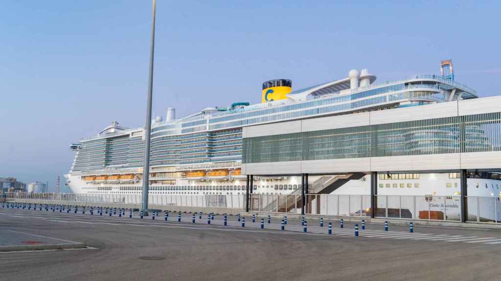 Un crucero amarrado en el Port de Barcelona