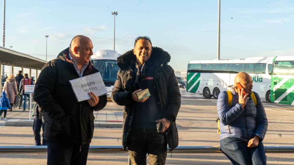 Dos chófers esperando a sus turistas en el Port