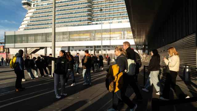 Cruceristas desembarcando de un crucero de escala en Barcelona