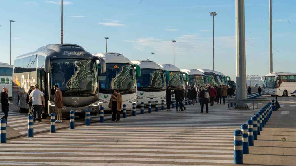 Autobuses esperando a los cruceristas en Barcelona