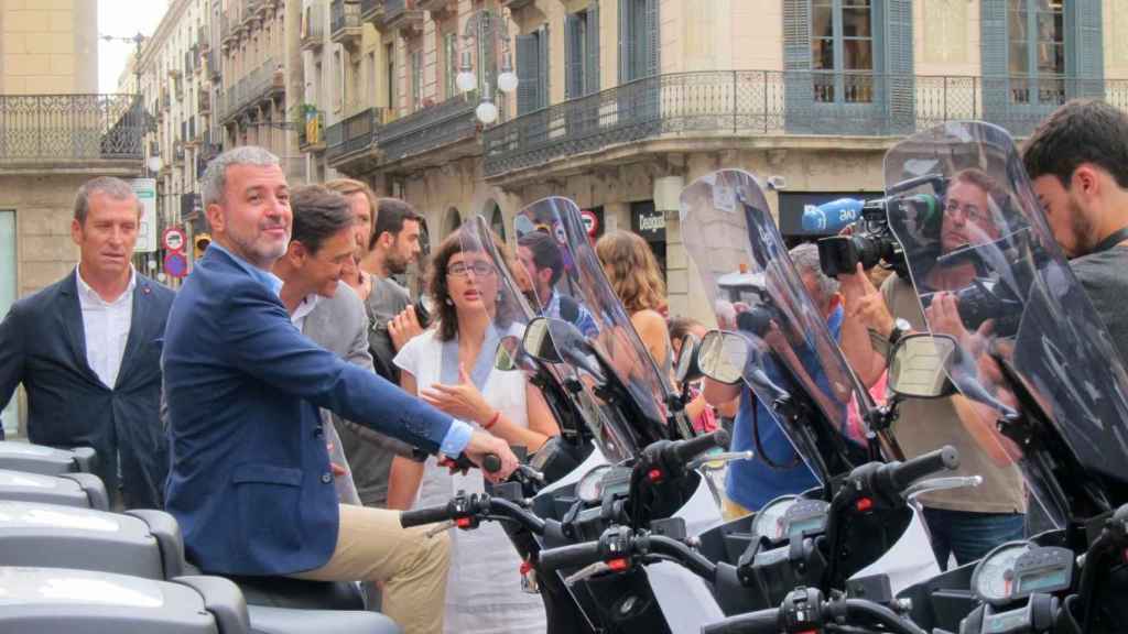 El alcalde de Barcelona, Jaume Collboni, con una moto eléctrica de B:SM
