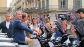 El alcalde de Barcelona, Jaume Collboni, con una moto eléctrica de B:SM