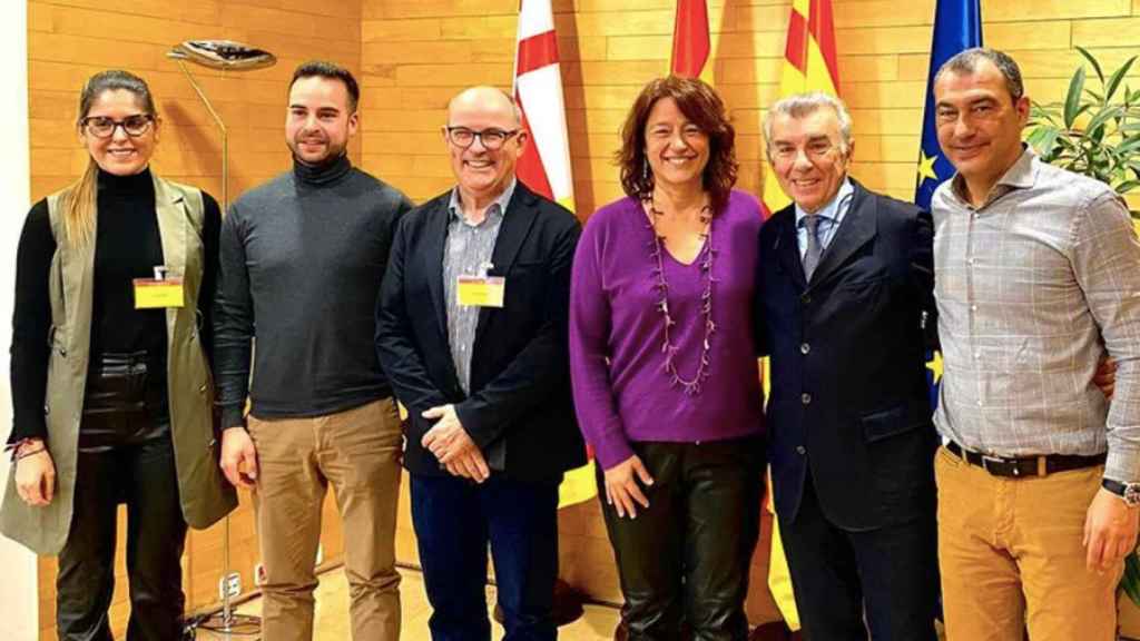 La teniente de alcalde de Movilidad, Laia Bonet, junto a miembros de Motoristes per BCN y Anesdor tras el encuentro del pasado viernes