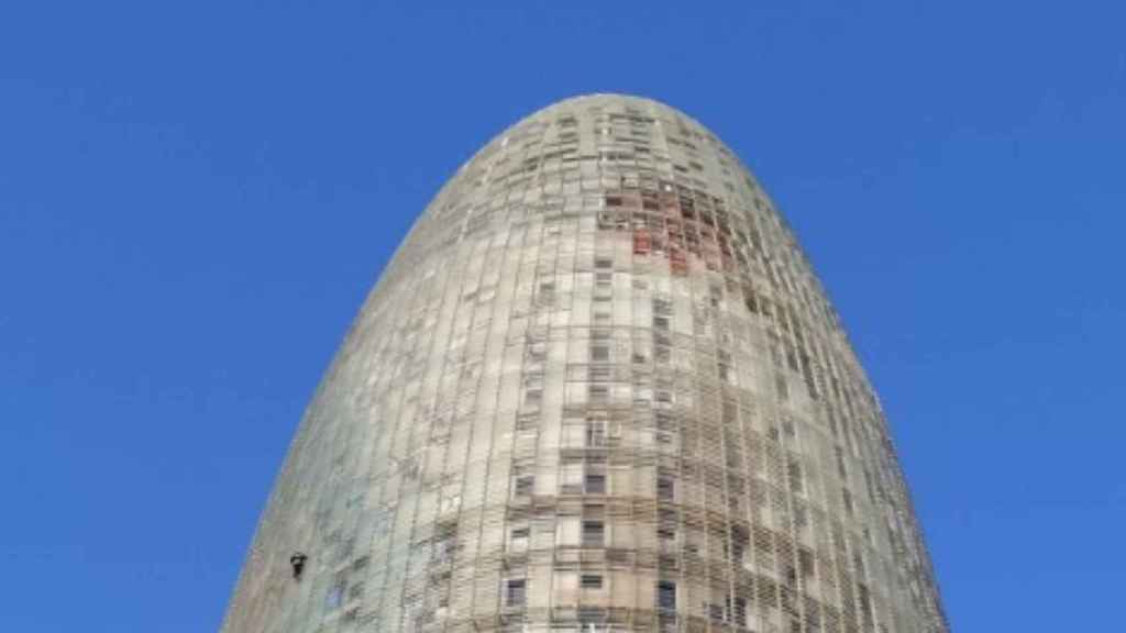 El escalador en la Torre Glòries de Barcelona