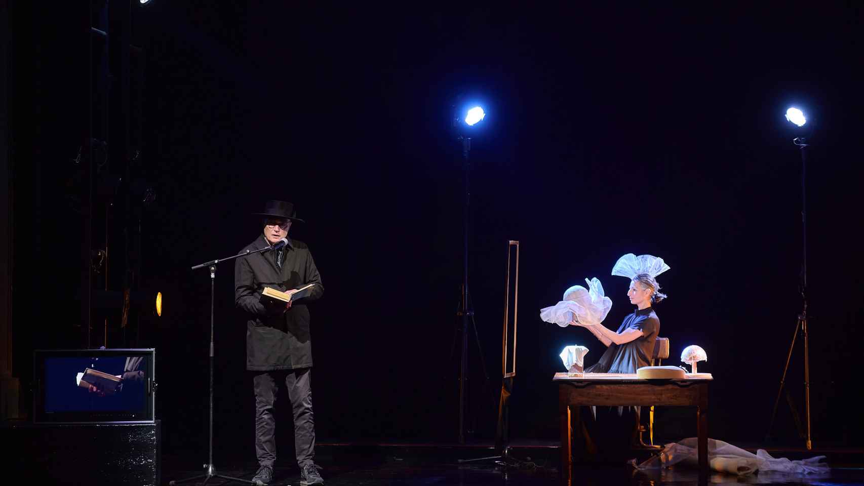 Jaime Serra y Gemma Galdón, en el ciclo 'Pensar amb les mans', en el Teatro Romea