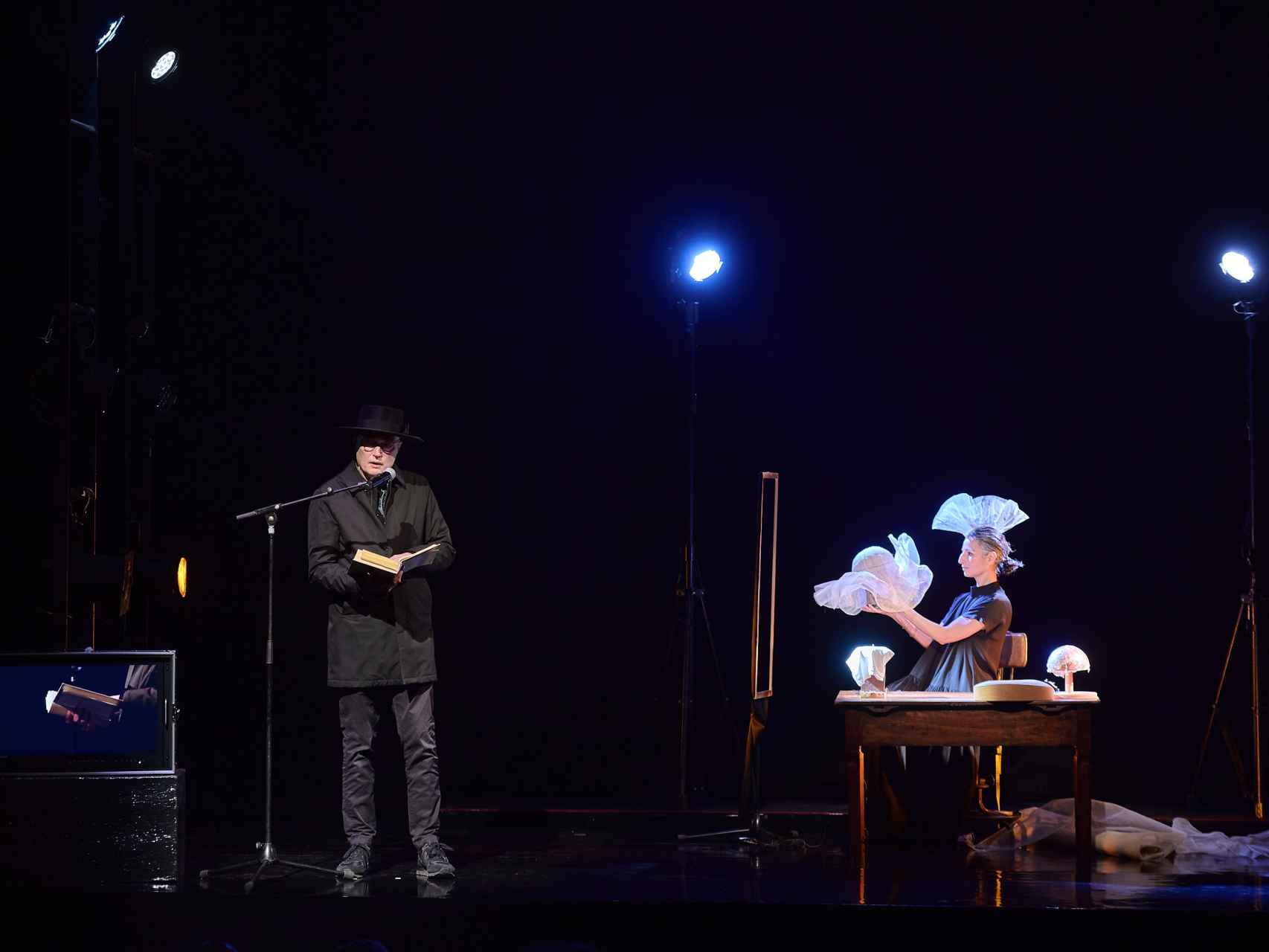 Jaime Serra y Gemma Galdón, en el ciclo 'Pensar amb les mans', en el Teatro Romea