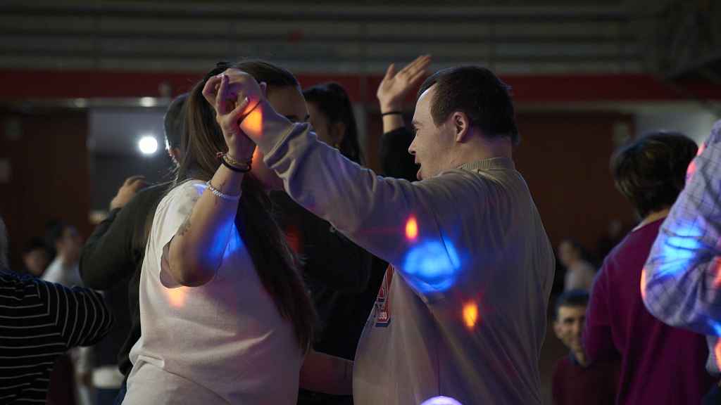 Dos jóvenes bailando en la discoteca inclusiva del Prat de Llobregat