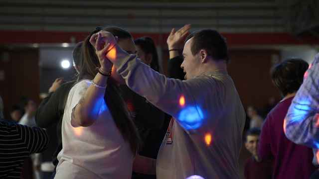 Dos jóvenes bailando en la discoteca inclusiva del Prat de Llobregat