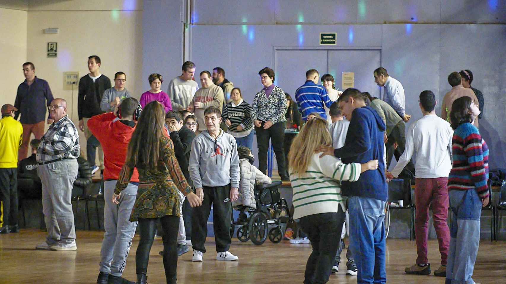 Jóvenes bailando en la discoteca inclusiva del Prat de Llobregat