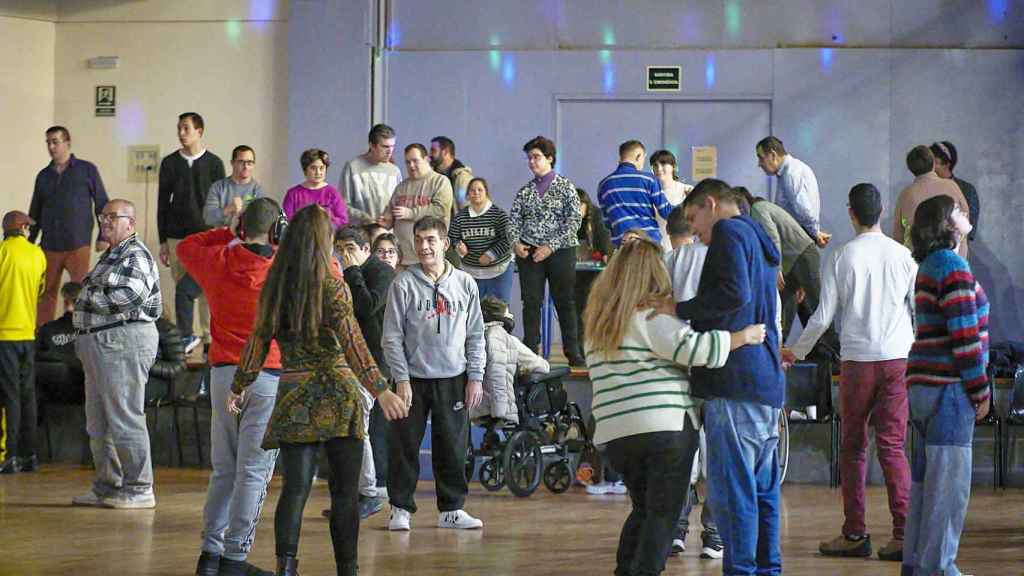 Jóvenes bailando en la discoteca inclusiva del Prat de Llobregat