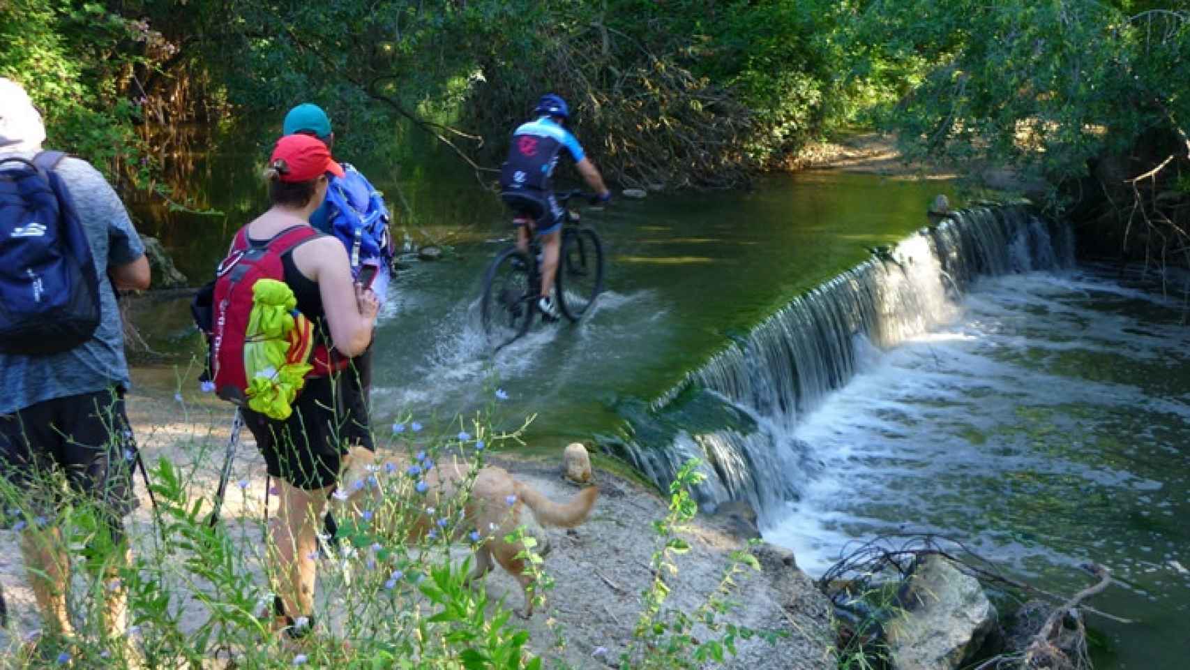 Excursionistas en el pantano de Foix