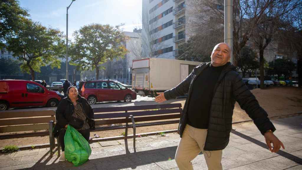 El Tío Kine mientras habla con una vecina de La Mina