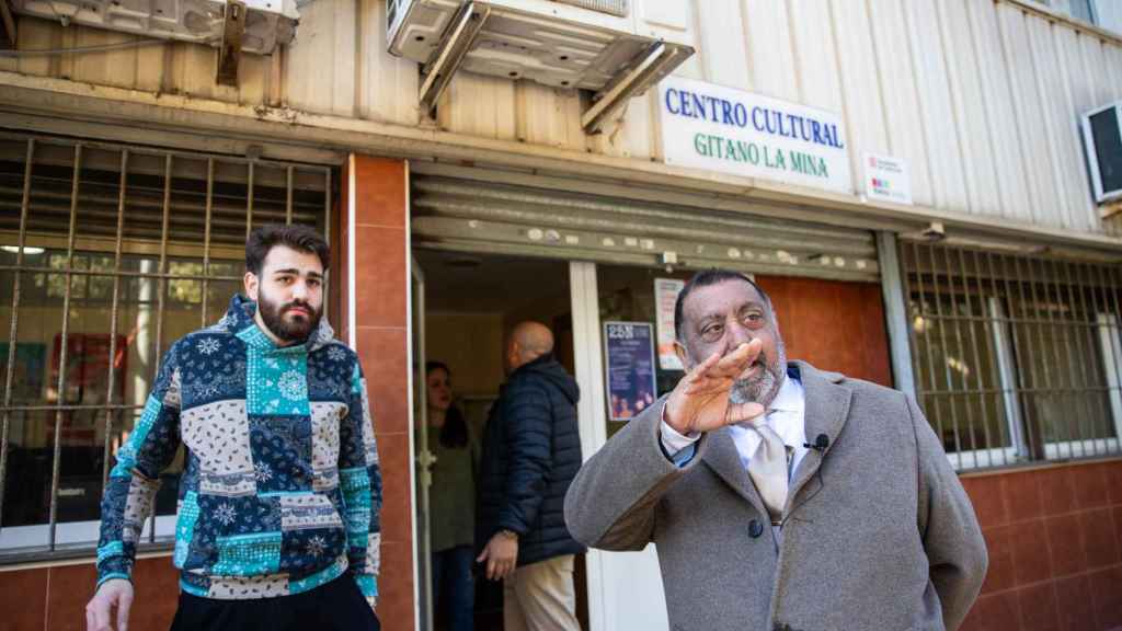 Rafael Perona hijo junto al Tío Nico en el Centro Cultural Gitano