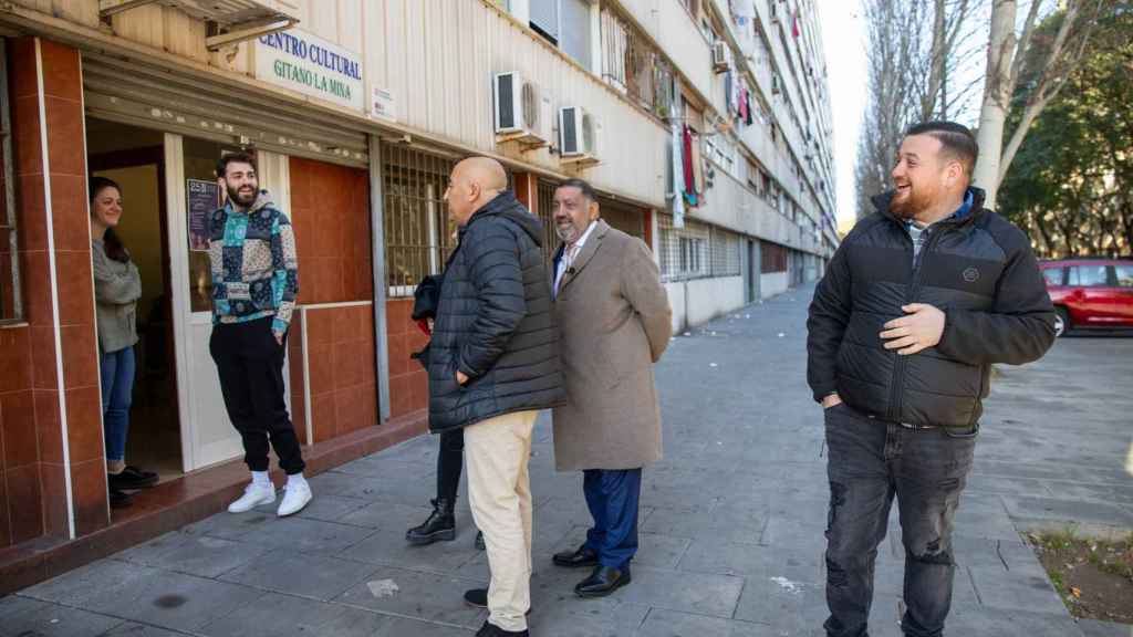 Tío Kine y Tío Nico con Rafael Perona hijo a las puertas del Centro Cultural Gitano