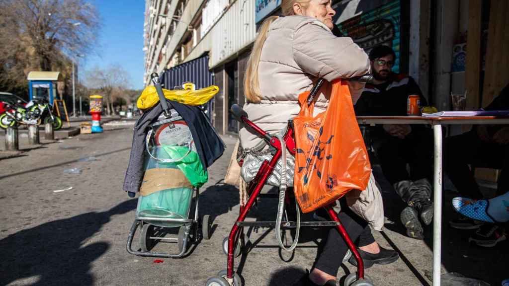 Una vecina de La Mina en uno de los bares de la plaza Camarón