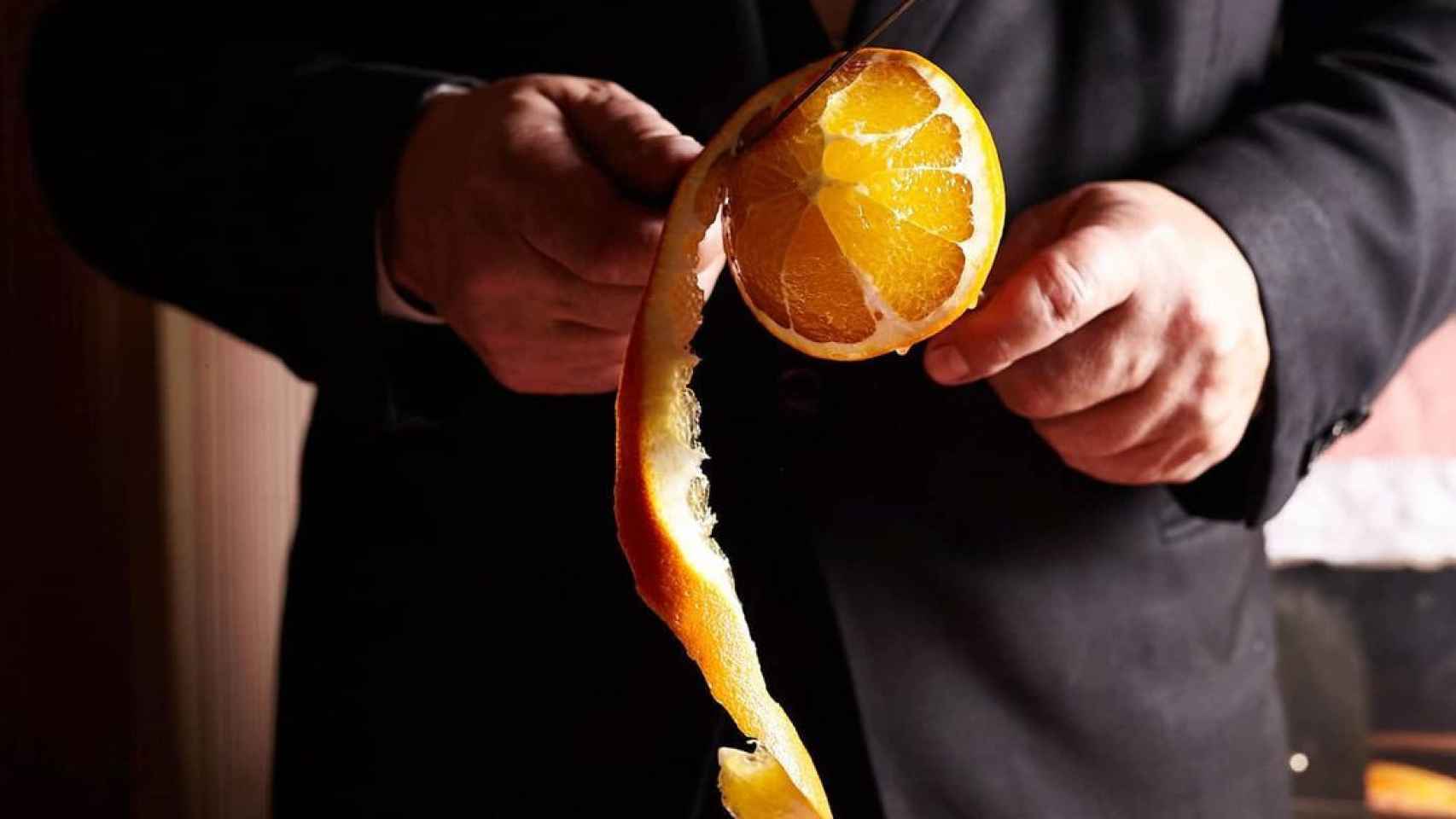 Momento del corte de la naranja del restaurante con una Estrella Michelin de Barcelona, Via Veneto