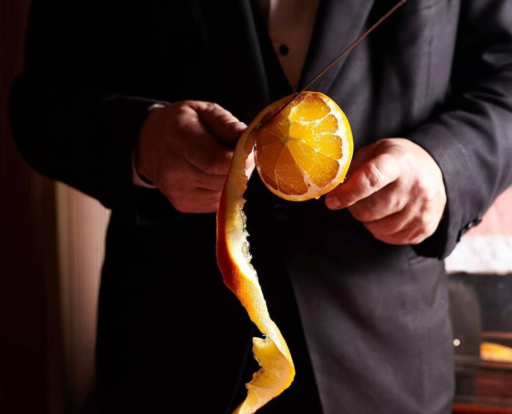 Momento del corte de la naranja de Via Veneto*, restaurante con una estrella Michelin de Barcelona