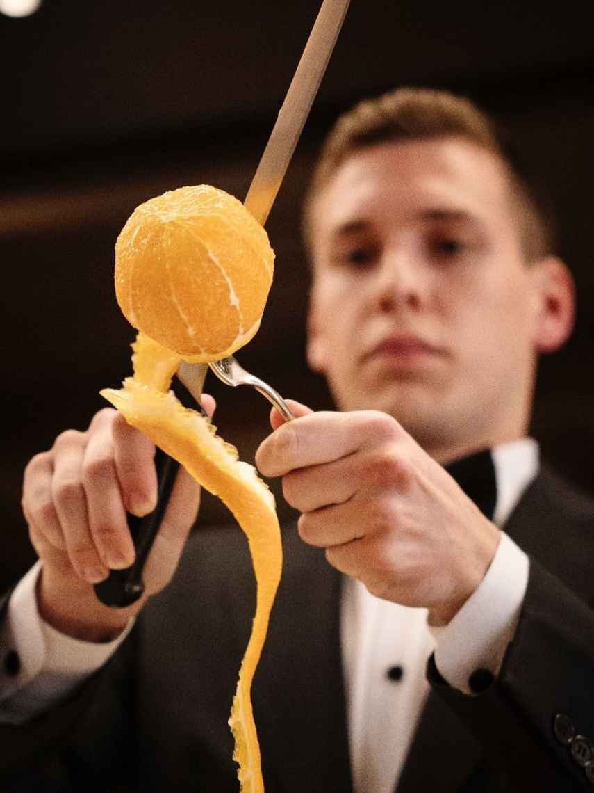 Momento del corte de la naranja del restaurante con una Estrella Michelin de Barcelona, Via Veneto