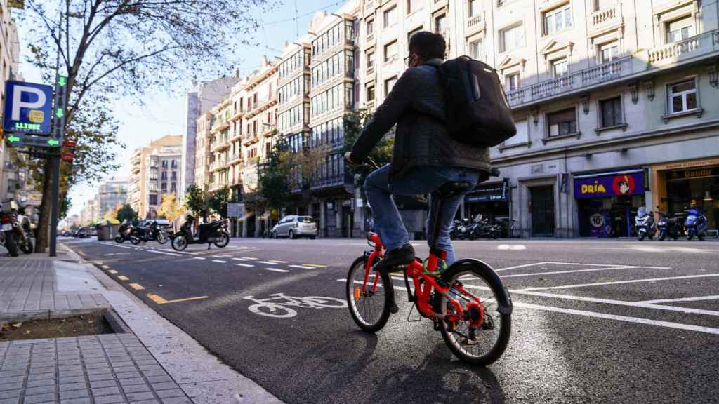 Un ciclista en el carril bici de la calle de Aragó