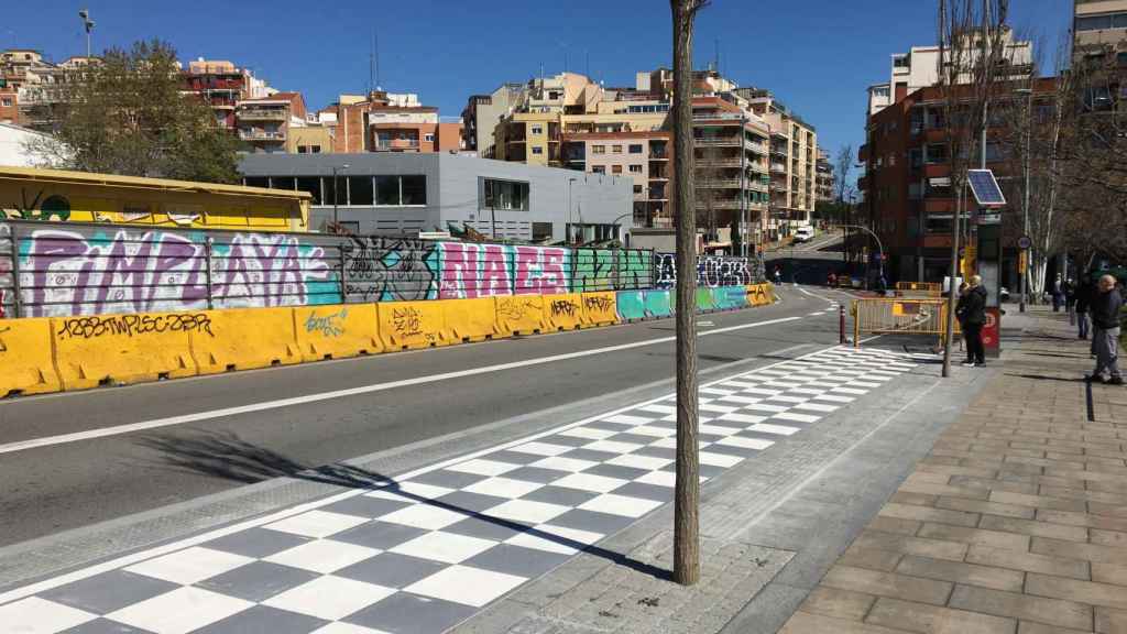 Carril bici de la Ronda del Guinardó a su paso por delante de una parada de bus