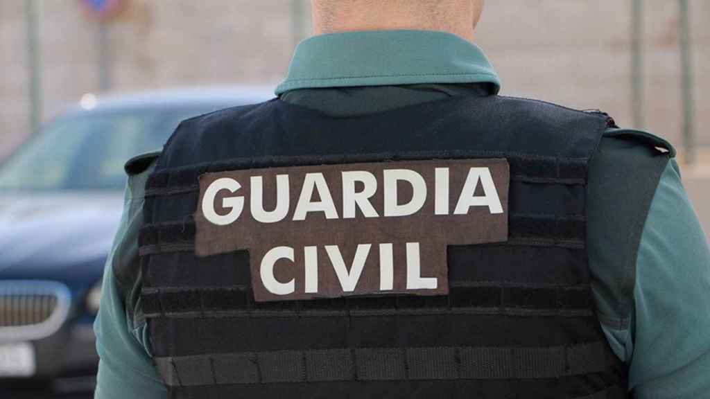 Un agente de la Guardia Civil, de espaldas