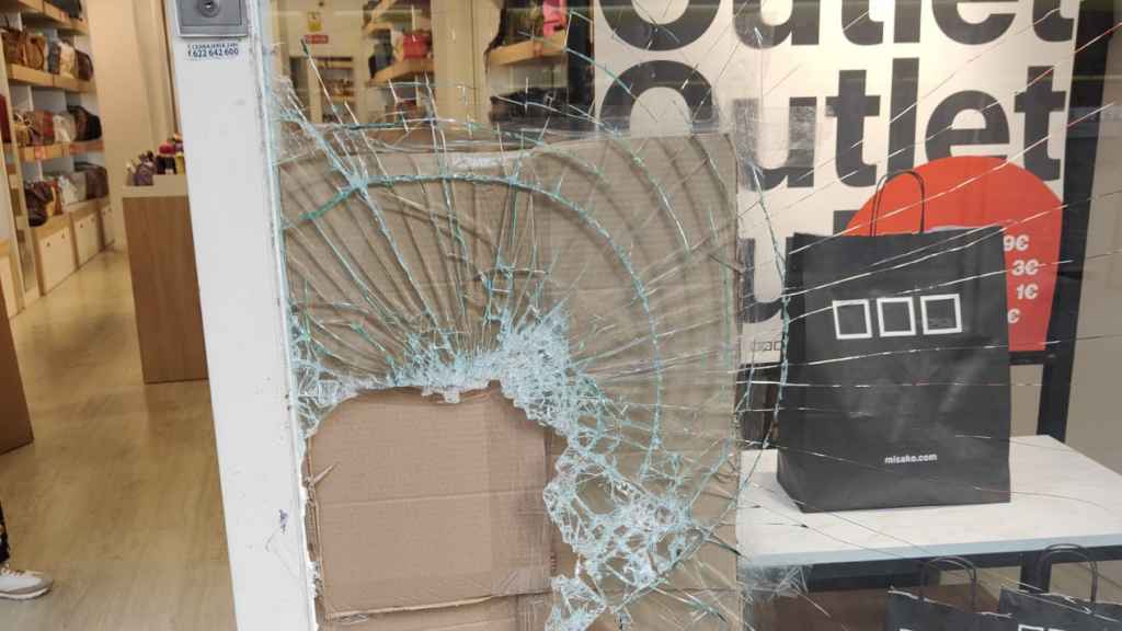 La tienda Misako de la ronda de Sant Antoni, en el Eixample, con el cristal roto