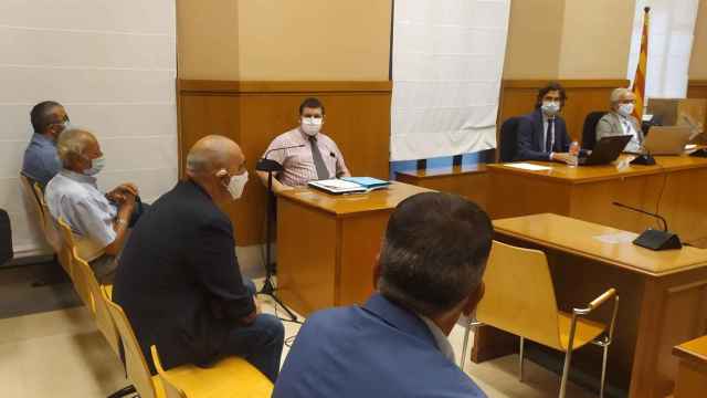 Primera sesión del juicio un concejal de Sant Adrià de Besòs por prevaricación en los contratos para vigilar edificios de La Mina, al usar una empresa pantalla para pagar al patriarca del clan Los Manolos