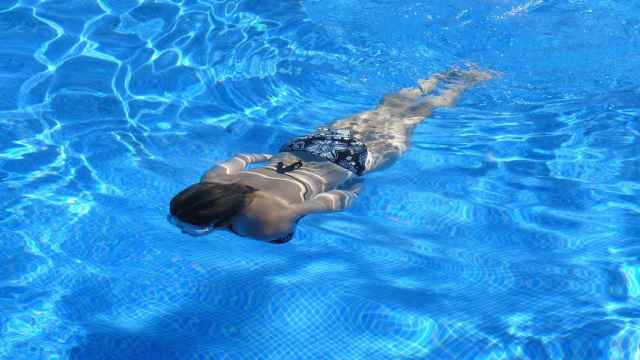 Mujer nadando en una piscina