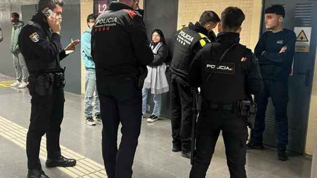 Macrooperativo policial en una estación del metro en Badalona