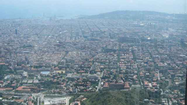 Vista de la ciudad de Barcelona desde la sierra de Collserola, en un día de alta contaminación
