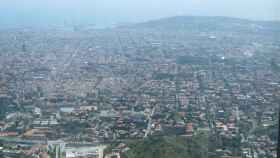 Vista de la ciudad de Barcelona desde la sierra de Collserola, en un día de alta contaminación