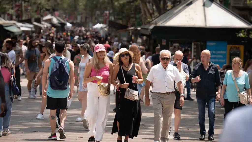 Vecinos y visitantes pasean por la Rambla