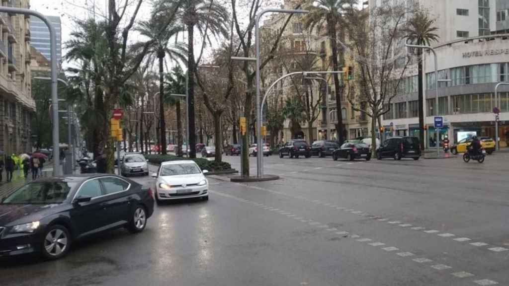 Vehículos circulan por el lateral de la avenida Diagonal