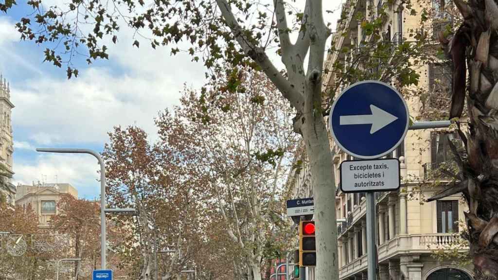 Señal de giro obligatorio en la confluencia de la avenida Diagonal con la calle de Muntaner