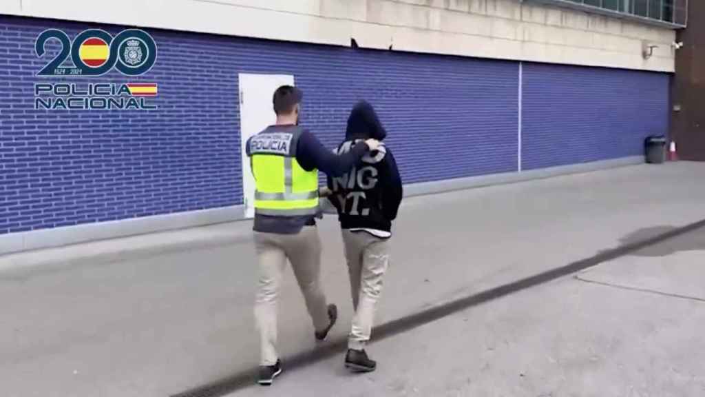 Agente de la Policía Nacional con un detenido