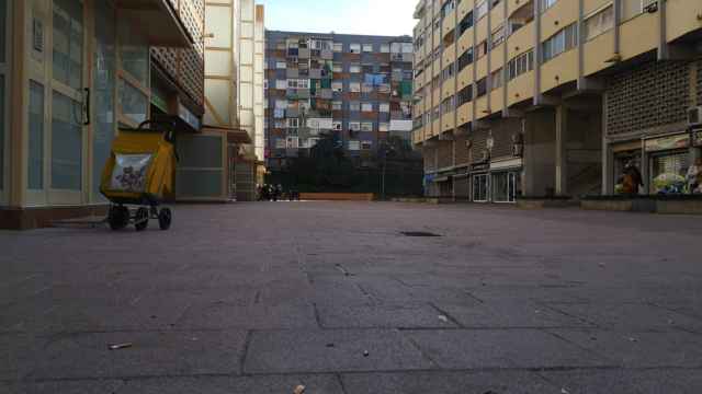 Plaza de viviendas entre las calles Vallciver y Rasos de Peguera, en Ciutat Meridiana