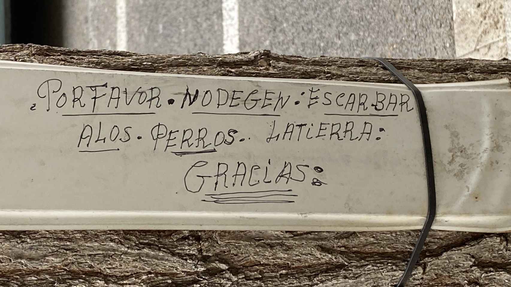 Escrito del hombre que puso estiércol en los árboles de la calle Provença