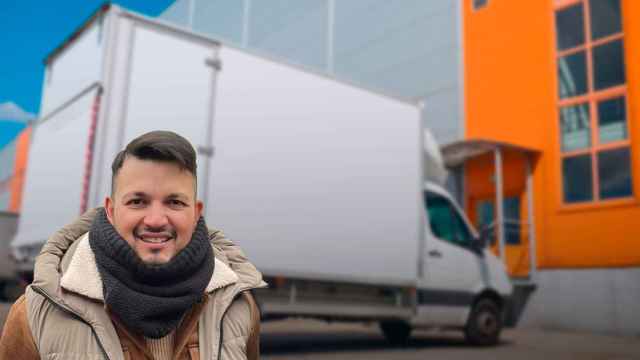 Imagen de un camión de reparto de paquetería junto a Luis Sánchez, CEO de Montes Suescun